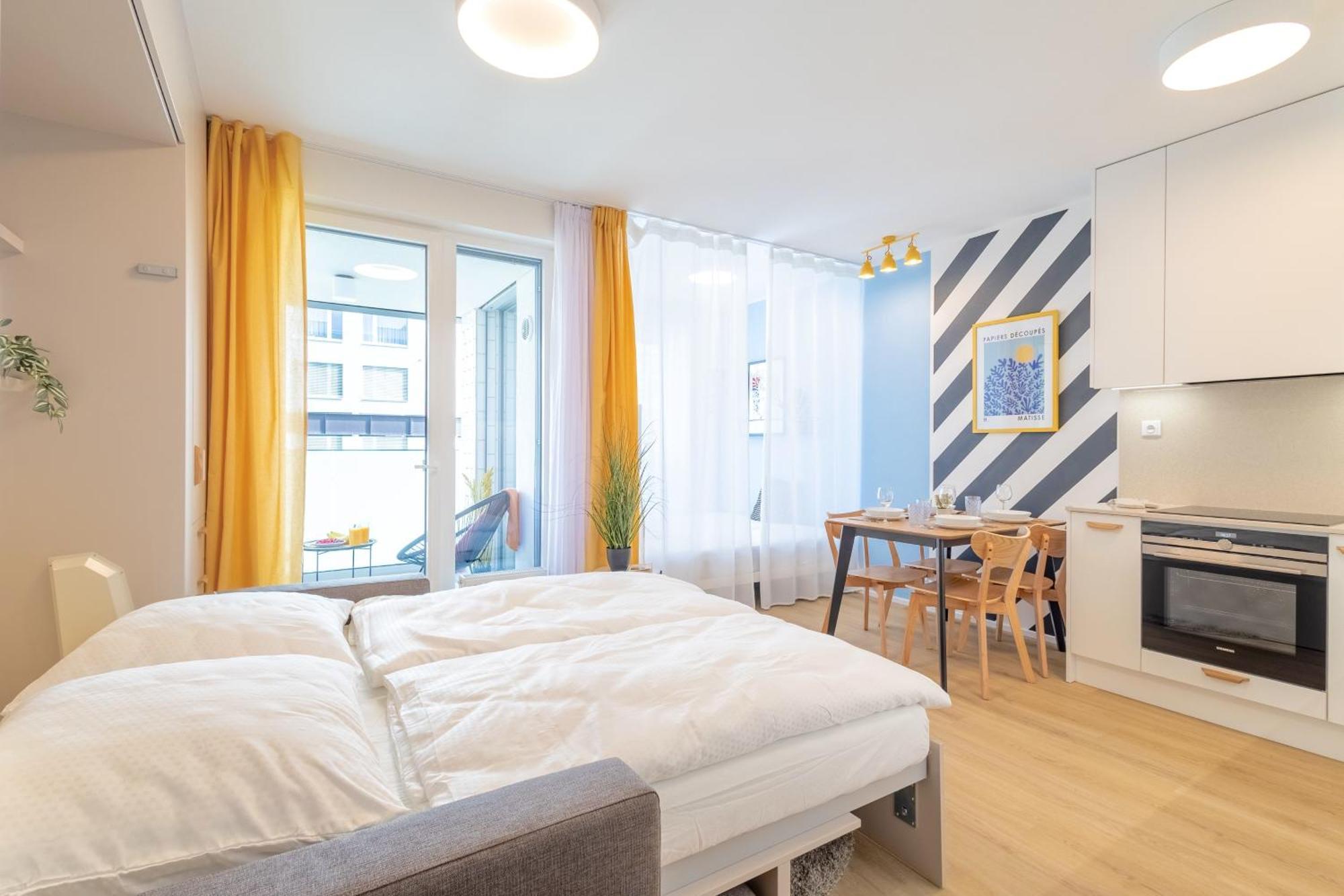 Yellow Apartment - Balcony, Free Parking, By Gravity Prague Praga Exterior foto