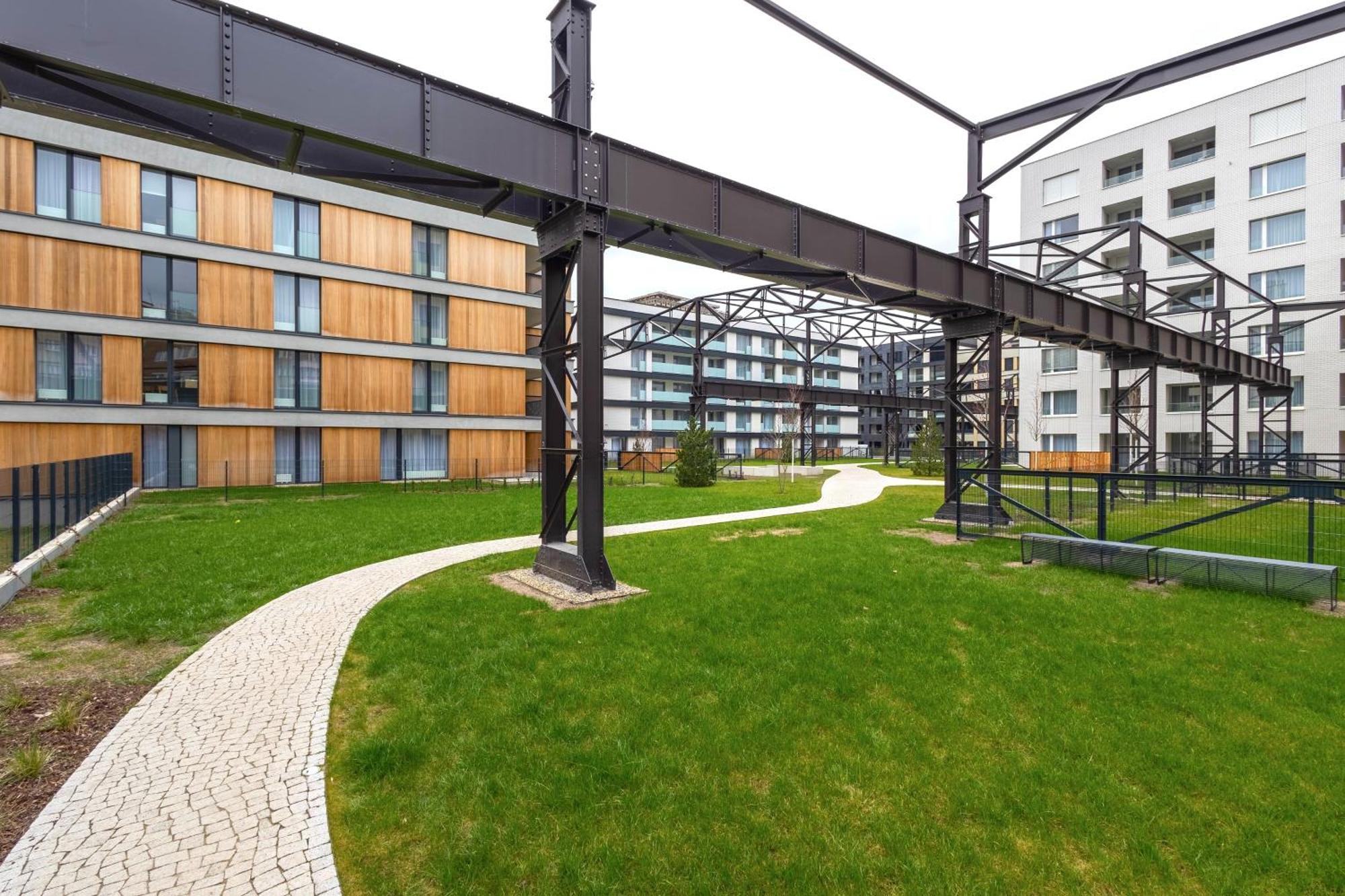 Yellow Apartment - Balcony, Free Parking, By Gravity Prague Praga Exterior foto