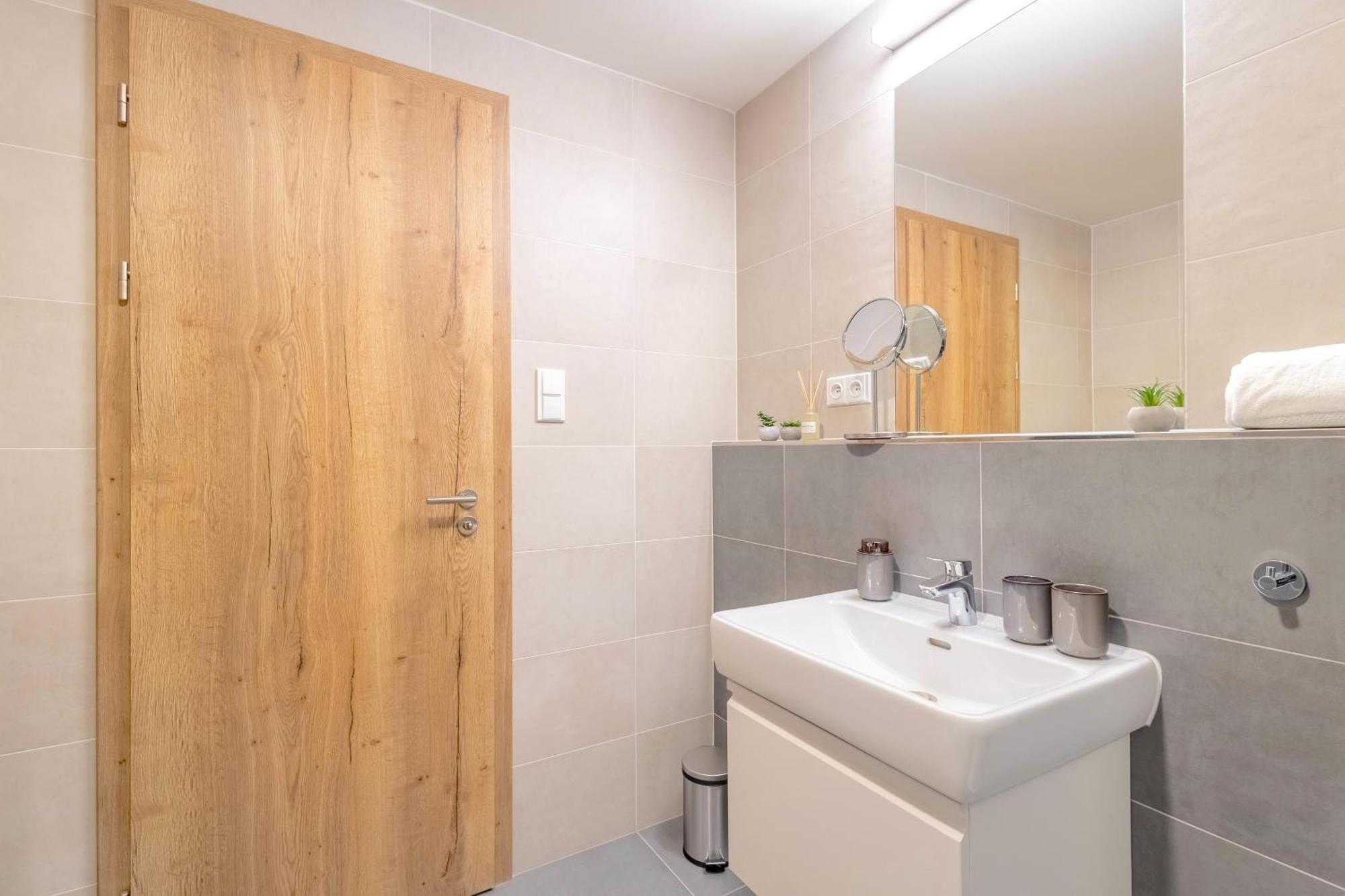 Yellow Apartment - Balcony, Free Parking, By Gravity Prague Praga Exterior foto