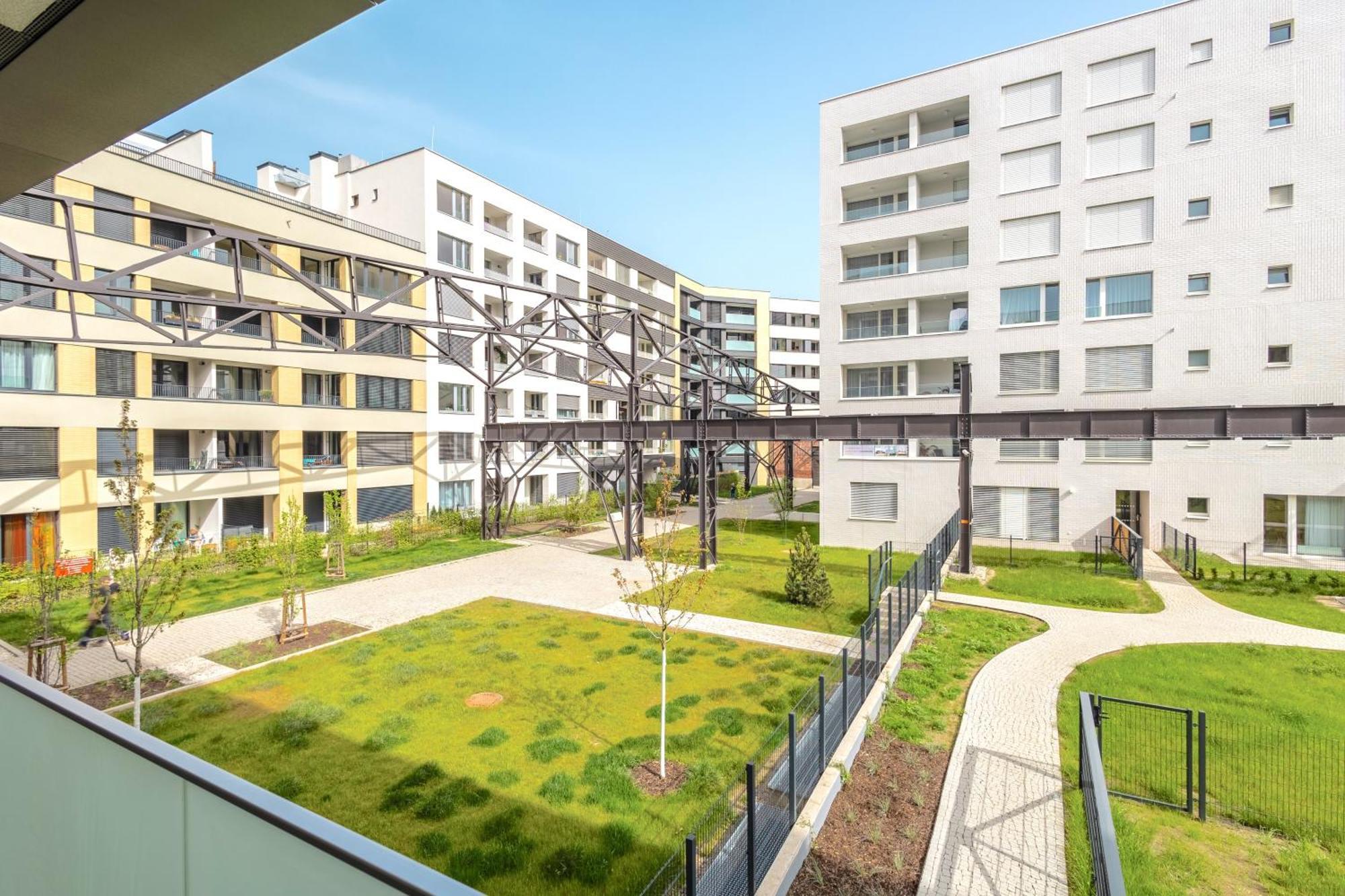 Yellow Apartment - Balcony, Free Parking, By Gravity Prague Praga Exterior foto